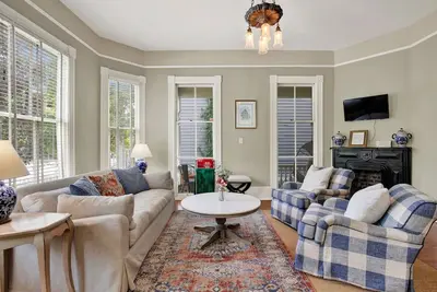 Image de Historic Savannah Escape | Heated Pool Access