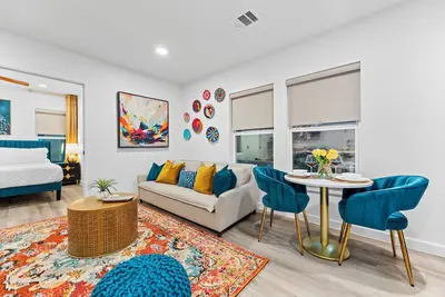 Image de Multi-Family House in Bishop Arts for 12 Guests