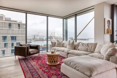 Contemporary 2-Bed Apartment with Study & Harbour