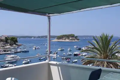 Image de Appartement d'une chambre avec la terrasse et la vue sur le mer Hvar (A-24926-c)