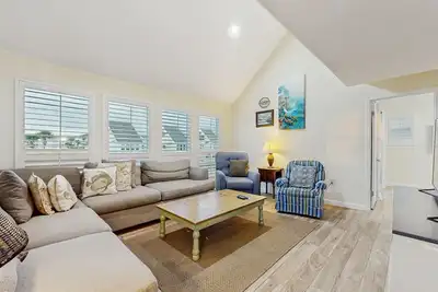 Image de Waterfront villa with multi level home, shared pool & easy beach access