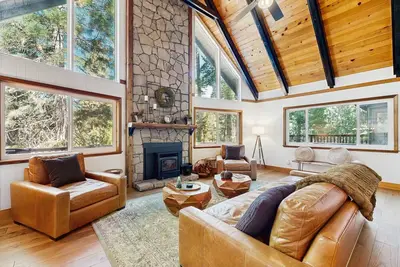 Image de Large Mountain Chalet with Spa, Wet Bar, Home Gym, Decks, Near Lake by Skiing