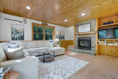 Image de Hillside Escape- Classic Maine Chalet Minutes to Downtown Bethel