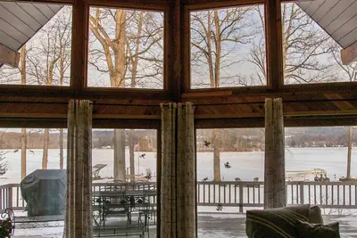 Image de The Lodge on Lamoka-Main House located in The Finger Lakes Region.