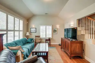Image de Walkable Miracle Mile Retreat w/ Peaceful Patio