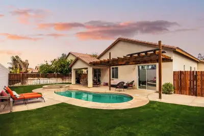 Image de Desert Oasis w/ Pool, Spa, Bbq & Outdoor Dining Under the Palms | Calle Tolosa