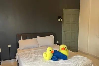 Image de Fat Mom - Noir Stay (Free 1 CarPark+NetflixTV)