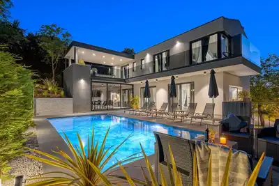 Image de Maison de vacances privée avec Wifi, piscine privée, bain à remous, climatisation, Tv, terrasse