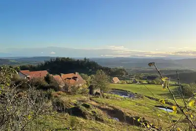 Image de Grand Gîte calme avec piscine et vue sublime au coeur des collines.