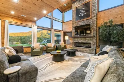 Image de Luxe Smoky Lodge - Pool, Theater, Games, Sleeps 20