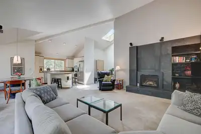 Image de Rocky Mtn 4 - Lovely 80's Mod Home, High End Appliances, Private Hot Tub, Great Location!