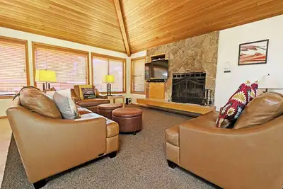 Red Cedar 53 - Private Hot Tub, A/C, Sharc, Fireplace