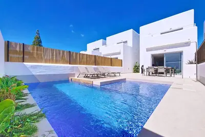 Image de Villa avec piscine privée, barbecue et grande terrasse