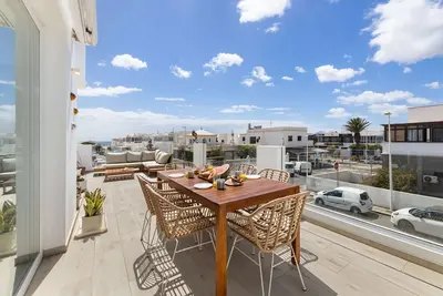 Image de Beachfront Penthouse: Rooftop Sea Views