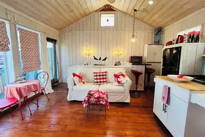 Image de Plum Island…Charming, Waterfront, Romantic Getaway Cottage for 2