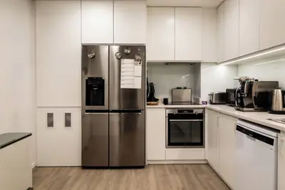 Image de Elegant 2-bedroom apartment with Ac steps from the Beach