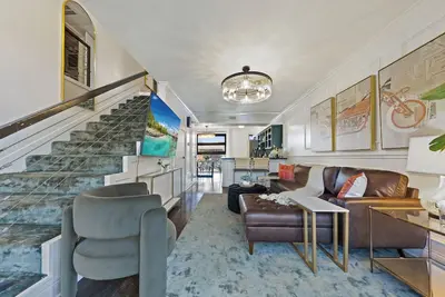 Image de Second-floor bright & airy 2-story loft in Dallas’ Historic Munger District featuring luxury linens, a fully equipped kitchen, spacious living area, and access to an award-winning courtyard retreat—ideal for extended stays or weekend getaways.