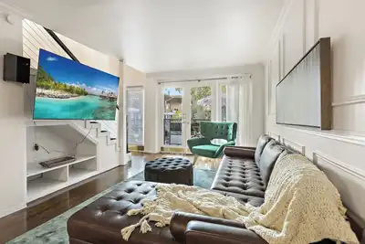 Image de Second-floor bright & airy 2-story loft in Dallas’ Historic Munger District featuring luxury linens, a fully equipped kitchen, spacious living area, and access to an award-winning courtyard retreat—ideal for extended stays or weekend getaways.