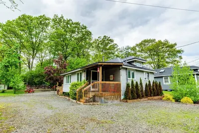 Image de Cozy 3 Bedroom Cottage with Beach Access & Lush Outdoor Space