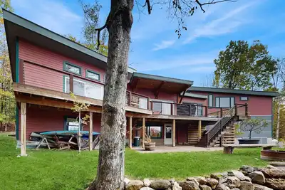 Image de Spacious Mountain Chalet with Sauna, Deck, and Ski/Snowboard Adventures Nearby