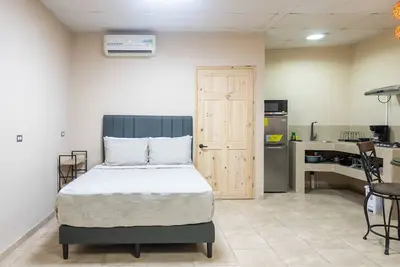 Image de Cozy studio with kitchen, Ac, WiFi & Netflix – walk to beach & restaurants