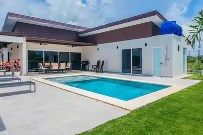 Image de Peaceful home with patio, pool, grill, fast WiFi & 2-min walk to quiet beach