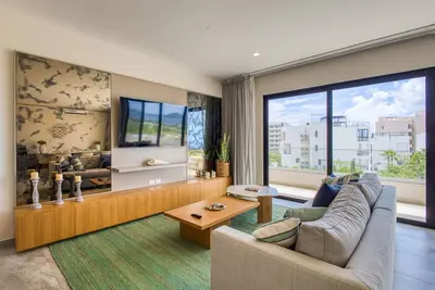 Image de Peaceful coastal stay with pool, balcony & fitness center