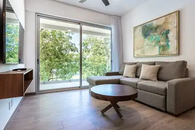 Image de Stylish condo with lush balcony, full kitchen and resort pools