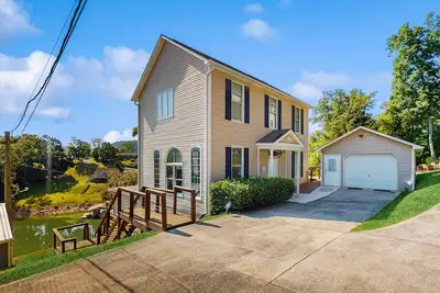 Image de Stunning lake front home w/dock, card tables, wet bar, fire pit & amazing views!