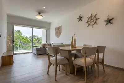 Image de Modern family-friendly condo with step-free access, pool, gym & balcony