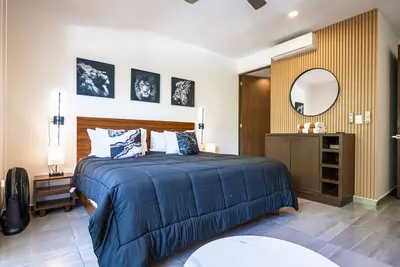 Image de Modern condo with rooftop pool, Bbq, gym & Netflix near beach