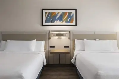 Image de 2 Queen Units | Onsite Pool | Minutes to Airport + Breakfast Included