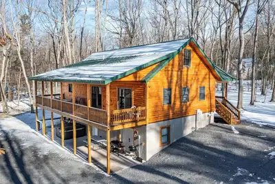 Image de 6-bedroom log house in Deep Creek Maryland- lake access and shared private dock