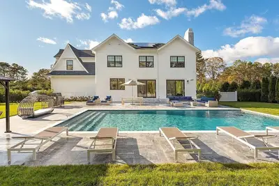 Image de 6, 400 square foot traditional-style home with a private pool and sweeping. . .