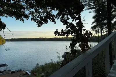 Image de Peaceful Waterfront Living in a Cozy 2-Bedroom Duplex