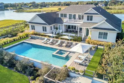 Image de Waterfront Estate in Quogue with Private Dock, Pool & Resort-Style Grounds
