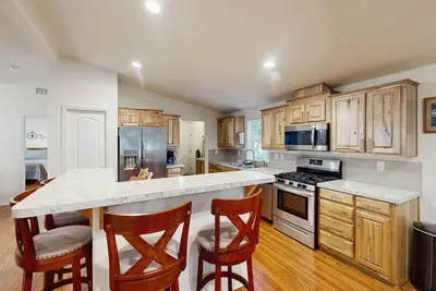 Image de Dog-friendly single-level home with ramp entry access, firepit, W&D and Wifi