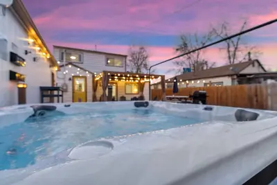 Image de Family and pet friendly home with hot tub and fire pit. 15 min to Denver.