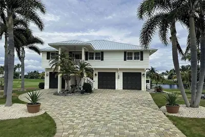 Image de 3br Coastal retreat in peaceful Bokeelia with pool, bikes, ping pong and fishing