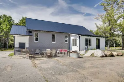 Image de 'The Townhall' Northwoods Retreat w/ Large Patio!