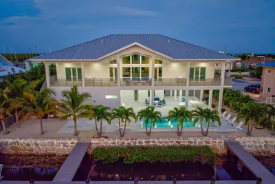 Image de Waterfront Luxury: Pool, Dock & Near Beach!