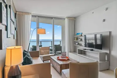 Image de Luxe 2br Retreat • Stunning Skyline & Ocean View