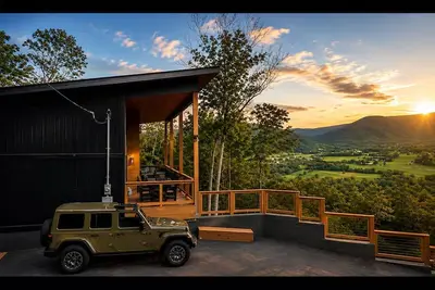 Image de Stunning Views Wall of Windows 1 mile off 321 Lux 3200sq ft firepit hot tub View