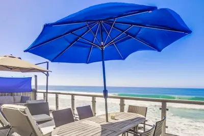 Image de Surfs Up Breezy beachfront home with amazing views, gas fireplace, deck, WiFi, & grill