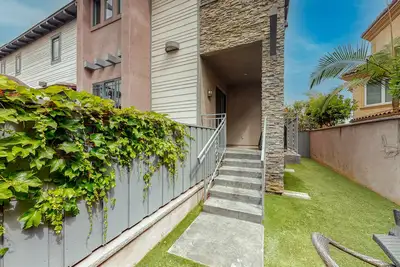 Image de 329 Oak Ave Gorgeous condo blocks from the beach with fireplace, balcony, central Ac, & W/D