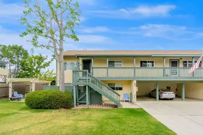 Image de Juniper Coastal Home Charming Townhome close to the beach with updated interior and gas grill