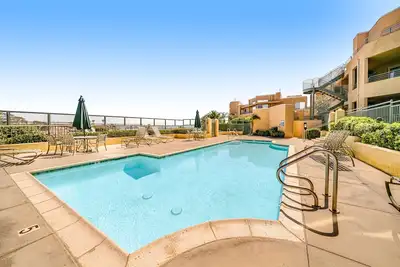 Image de Ocean Pointe Getaway Coastal condo with ocean-view pool, private patio, grill, & Ac - walk to beach