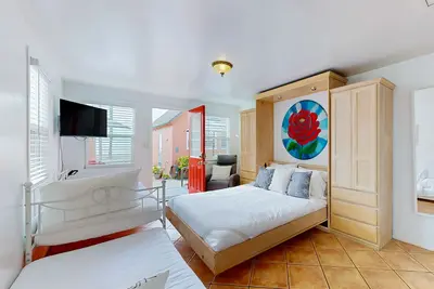 Image de Sandcastle Cottage 22 - Historic oceanfront studio with direct beach access