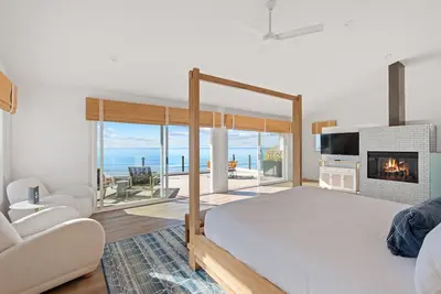 Image de Neptune Sunset Shores Oceanfront home with expansive outdoor living, newly remodeled