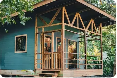 Image de Surfside tiny home with modern amenities like Ac, modern design, bathtub, and Tv.
